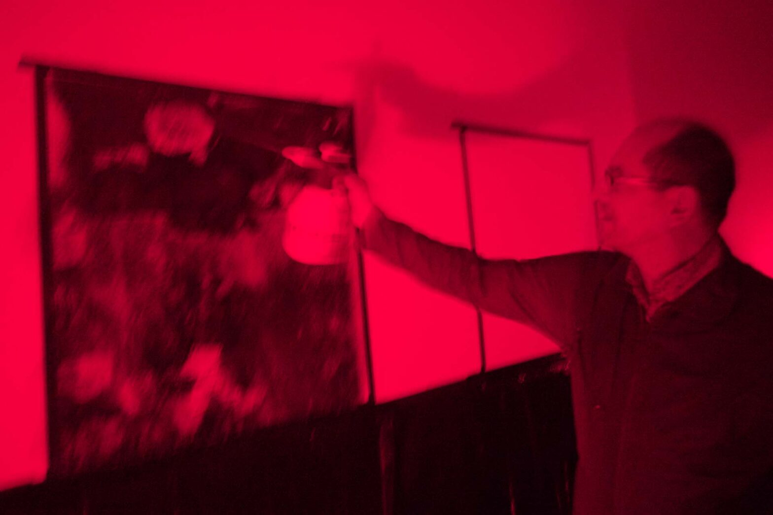 How to turn a Portrait into Informel Art – Developing, Performance on Occasion of the Opening of the Exhibition Sehnsucht nach dem Jetzt (Longing for the Now), 2020 Schloss Biesdorf, Berlin, 2020