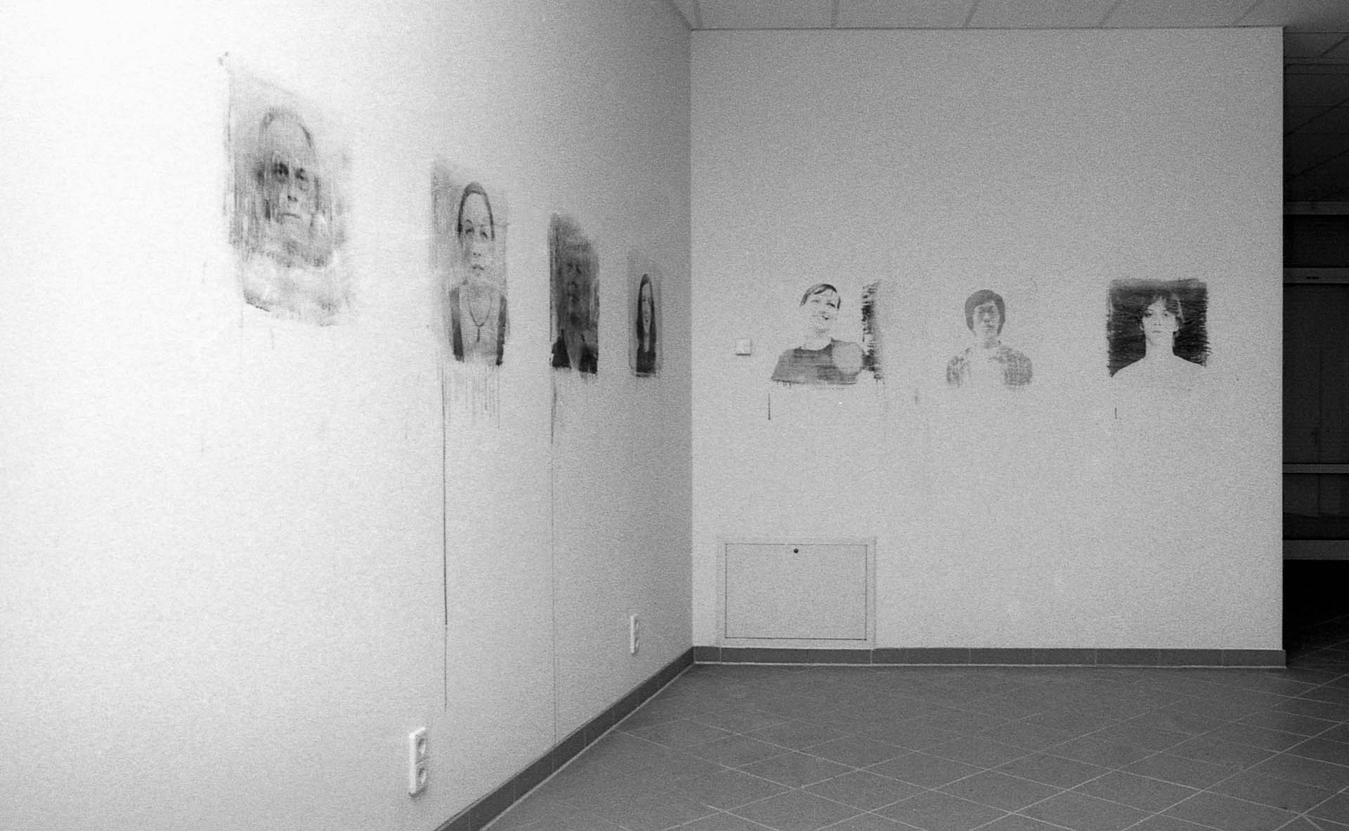 Joachim Seinfeld: Gallery, Performance, 2003Idiotie und Extase, Tacheles ext., Berlin, 2003
Developing the Portraits of the Visitors at the Opening