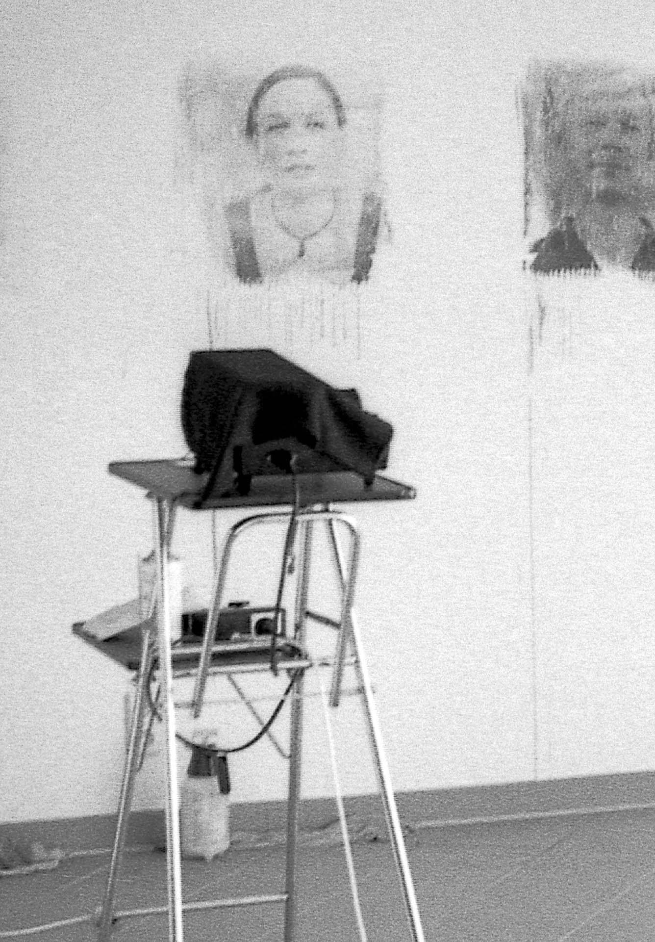Joachim Seinfeld: Gallery, Performance, 2003Idiotie und Extase, Tacheles ext., Berlin, 2003
Developing the Portraits of the Visitors at the Opening