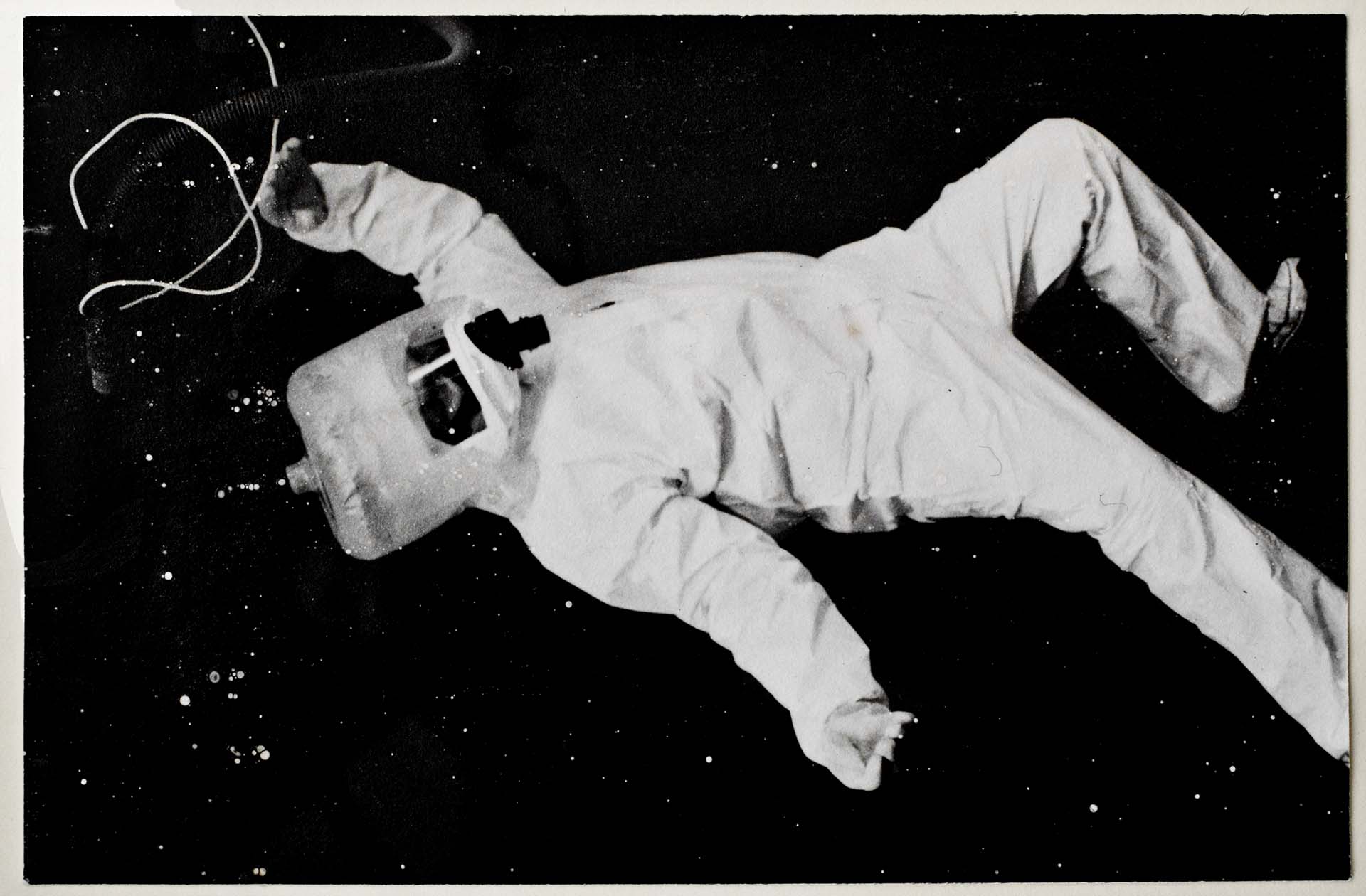Kosmonaut abgenabelt (Cosmonaut – Cord Cut), Silver Gelatine Print on Paper, 11 x 18 cm, 2001